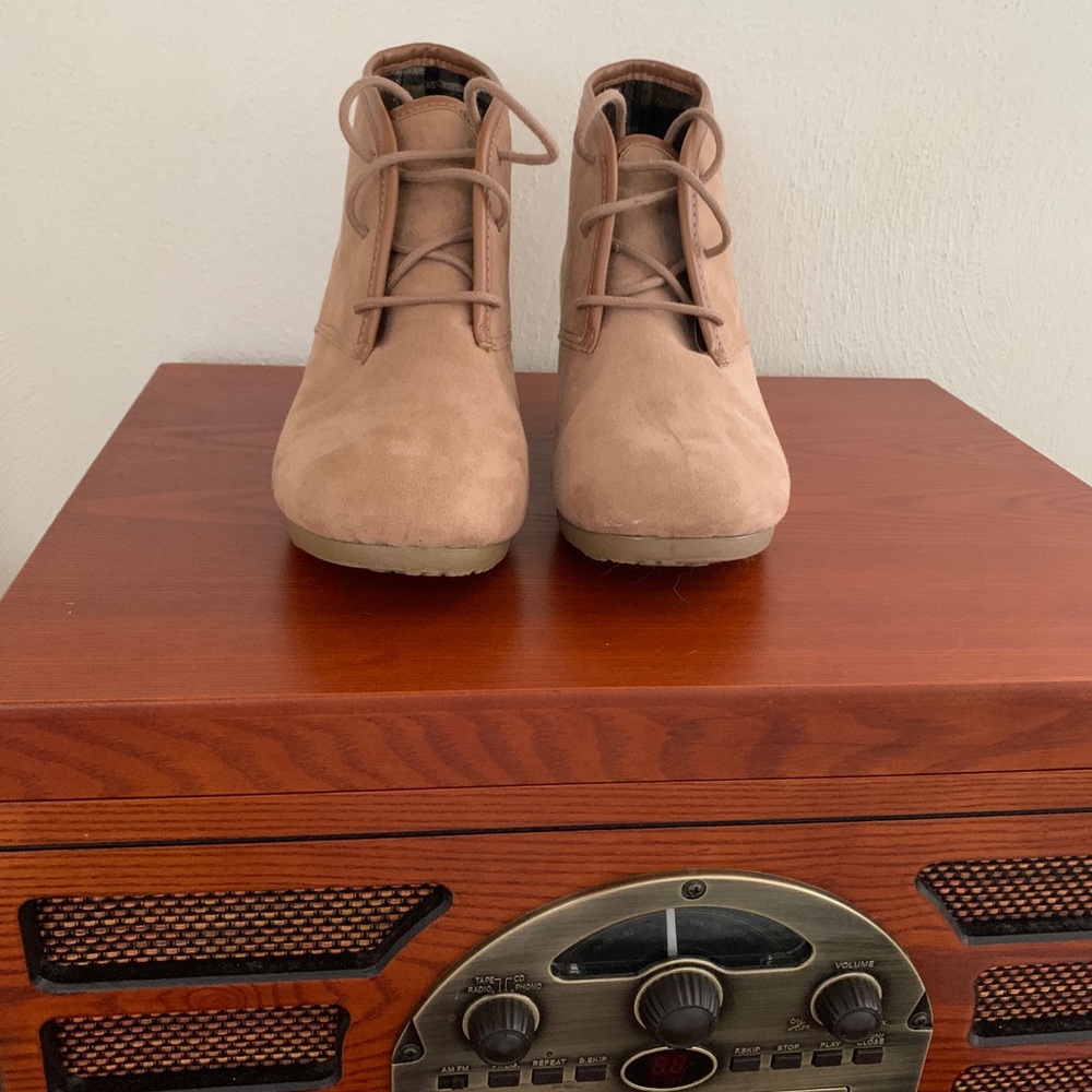 *SOLD* light brown wedges. Sz 8